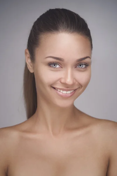 Retrato de mulher sorridente caucasiana atraente — Fotografia de Stock