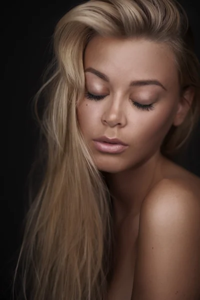 Porträtt av en fantastisk blond skönhet — Stockfoto