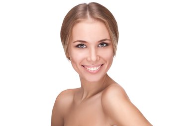 güzel sağlıklı yüzü olan genç gülümseyen kadın