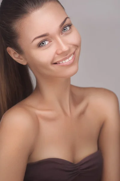 Retrato de atractiva mujer caucásica sonriente —  Fotos de Stock