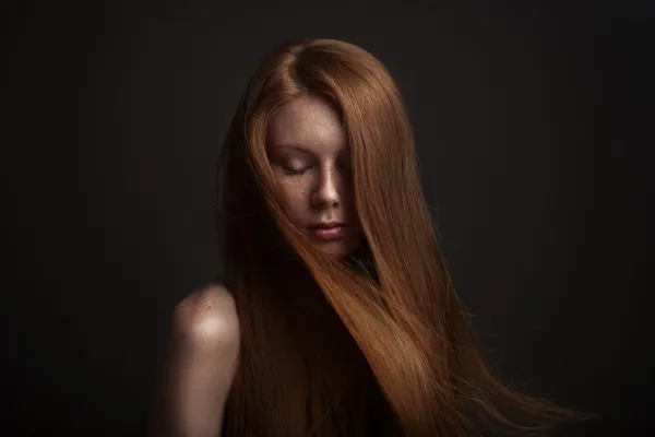 Retrato de una hermosa mujer rubia con el pelo volador — Foto de Stock