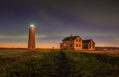 Deniz feneri deniz kışın üzerinden Kuzey ışıkları (Kutup ışıkları)
