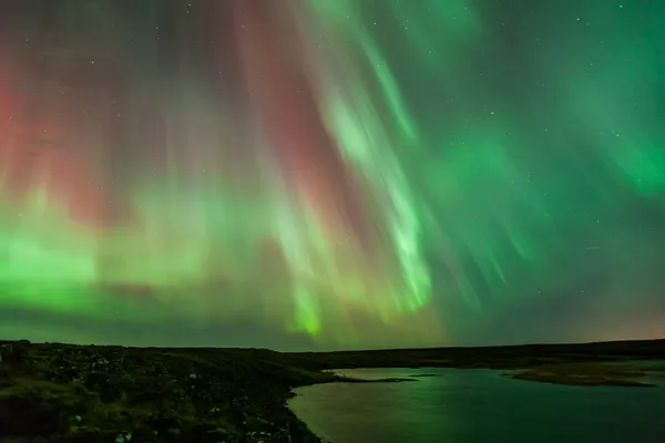 Natuurverschijnsel van Noorderlicht (Aurora Borealis) in IJsland — Stockfoto