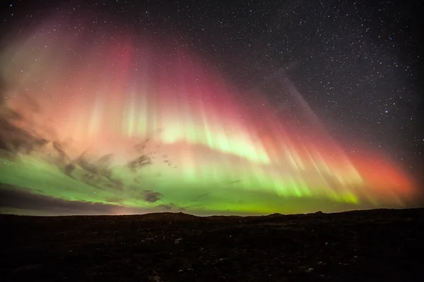 Naturalne zjawisko zorzy polarnej (Aurora Borealis) w Islandii — Zdjęcie stockowe