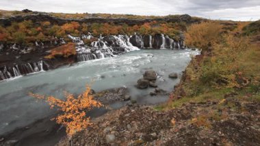 şelale hraunfossar park husafell Kuzey İzlanda'da
