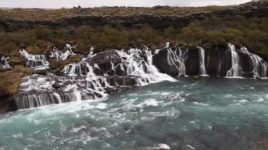 şelale hraunfossar park husafell Kuzey İzlanda'da