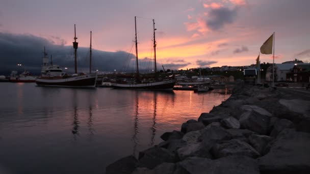 Puesta de sol en el puerto de Egina en el norte de Islandia — Vídeo de stock