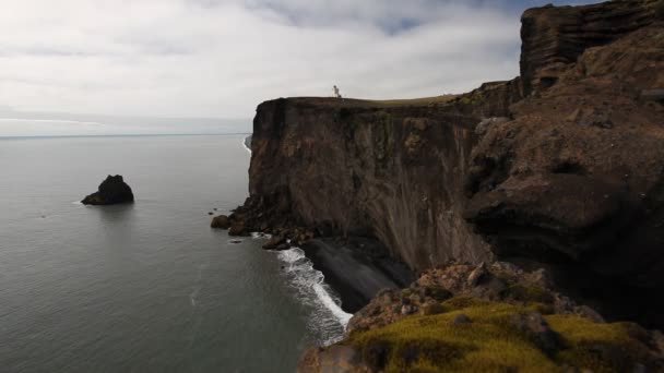 Latarnia morska na czarnej skały, dyrholaey, Islandia — Wideo stockowe