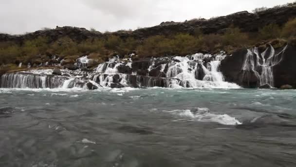 Cascade Hraunfossar dans le parc Husafell dans le nord de l'Islande 