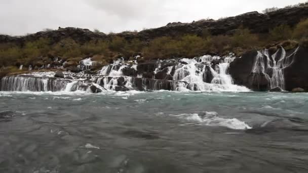 Cascada Hraunfossar en el parque Husafell en el norte de Islandia — Vídeos de Stock