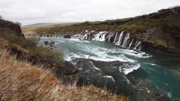 Cascada Hraunfossar en el parque Husafell en el norte de Islandia — Vídeo de stock