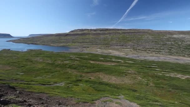 Road on a mountain lake in Iceland — Stock Video