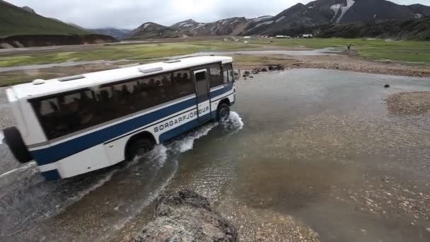 Autobús cruzando un río (Coche cruzando un río ) — Vídeo de stock