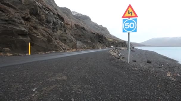 Route sur un lac de montagne en Islande — Video