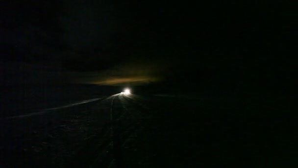 Xoar se déplaçant la nuit sur la route d'hiver en Islande — Video