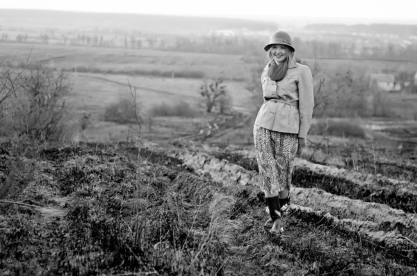 Mädchen in der Wildnis — Stockfoto