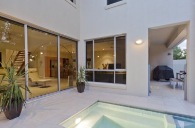 oturma odası ve arka bahçesinde modern ev