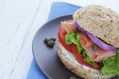 füme somon burger yakın çekim