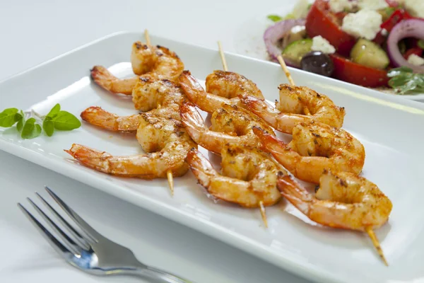 Chili prawn skewers with greek salad — Stock Photo, Image