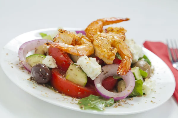 Greek salad with piri piri shrimps — Stock Photo, Image