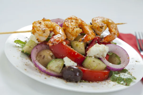 Acılı karides ile Yunan salatası — Stok fotoğraf