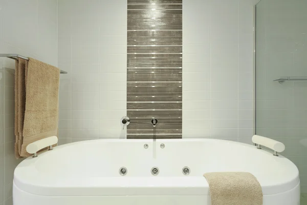 Stylische runde Badewanne. — Stockfoto