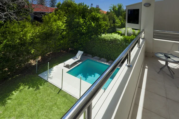 Piscina vista desde balcón — Foto de Stock