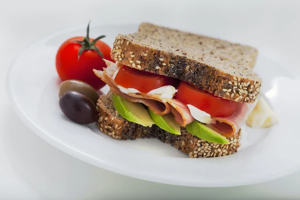 Sandwich de jamón, tomate y aguacate — Foto de Stock