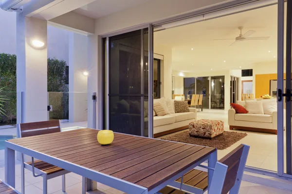 Moderno patio trasero y sala de estar — Foto de Stock
