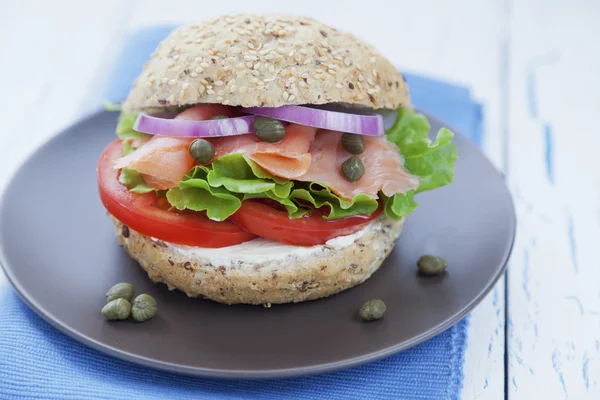 Wędzony łosoś burger — Zdjęcie stockowe