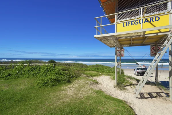 Badvakt tornet och bil på australiska beach. — Stockfoto