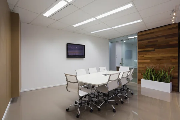 Sala de juntas con pantalla de plasma — Foto de Stock