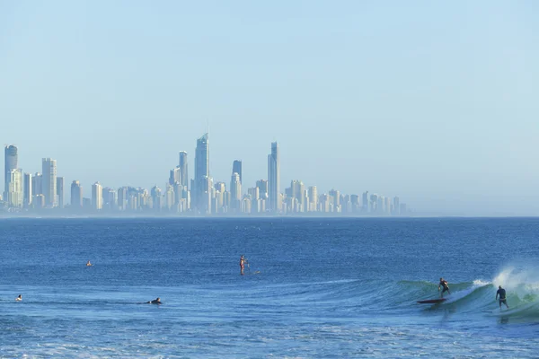 Soloppgang over Surfers Paradise – stockfoto