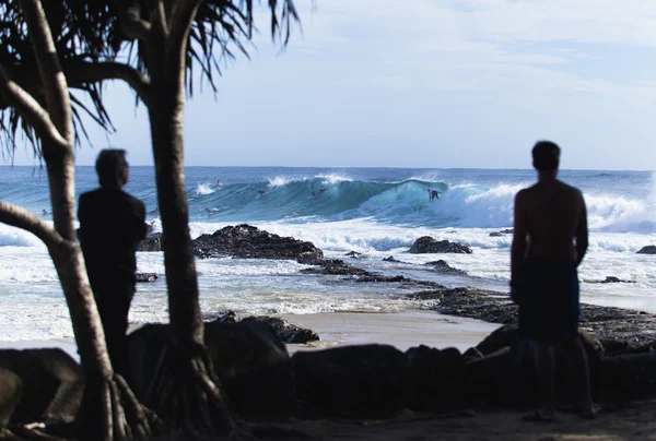 Surfistas montando olas grandes — Foto de Stock