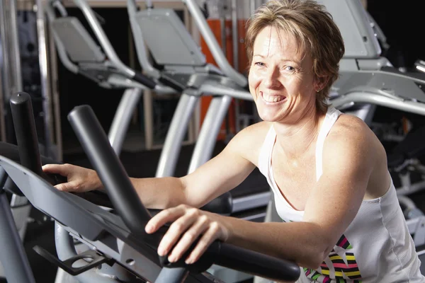 Mature woman at fitness centre — Stock Photo, Image