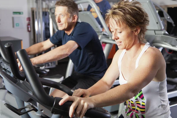 Pareja madura en el gimnasio — Foto de Stock