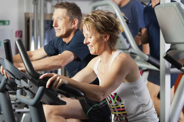 Mature couple at fitness centre — Zdjęcie stockowe