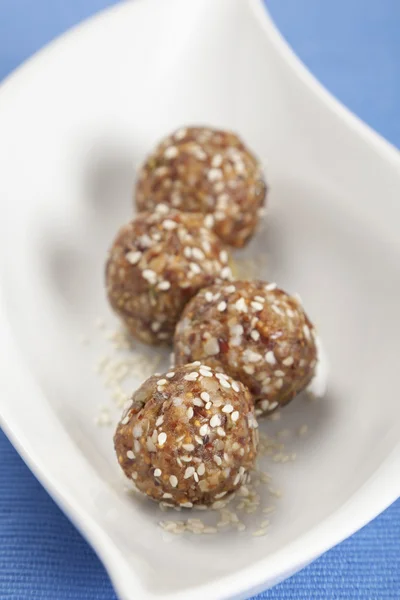 Fikon- och tahini energi bollar — Stockfoto