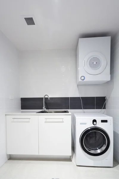 Sala de lavandaria moderna — Fotografia de Stock