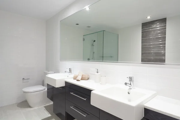Modern kétágyas fürdőszobával Stock Kép