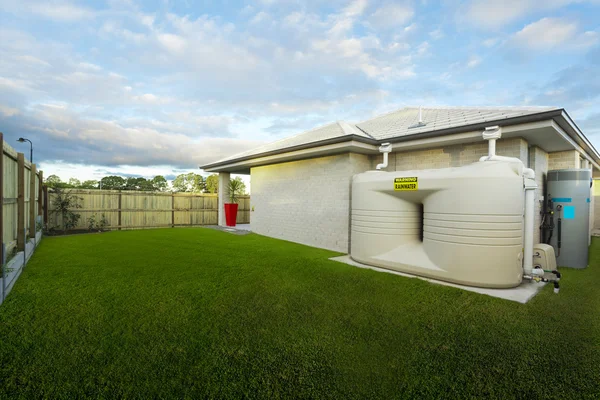 Achtertuin met watertank — Stockfoto