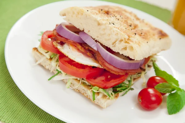 Hamburguesa de tocino y huevo — Foto de Stock