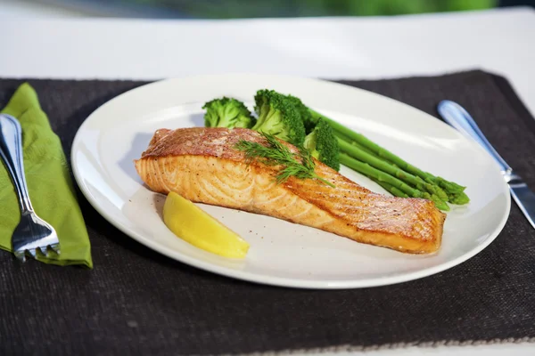 Salmon steak and cookeg vegetables — Stock Photo, Image