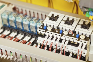 Elektrik kabloları ve bileşenleri