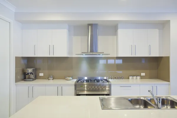 yeni modern bir mutfak