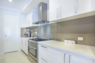 yeni modern bir mutfak