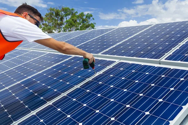 Instalación del panel solar —  Fotos de Stock