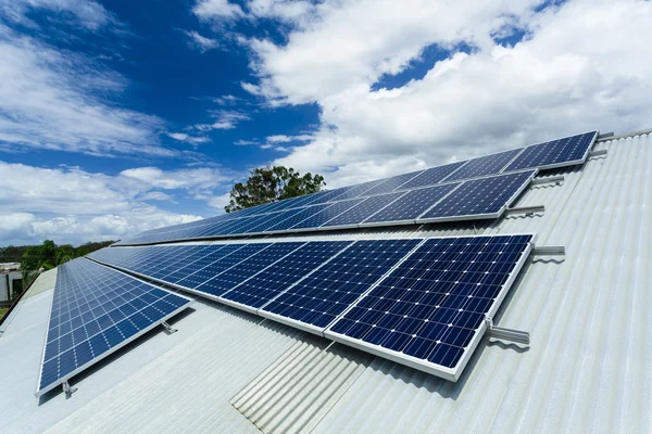 Installatie van zonnepanelen — Stockfoto