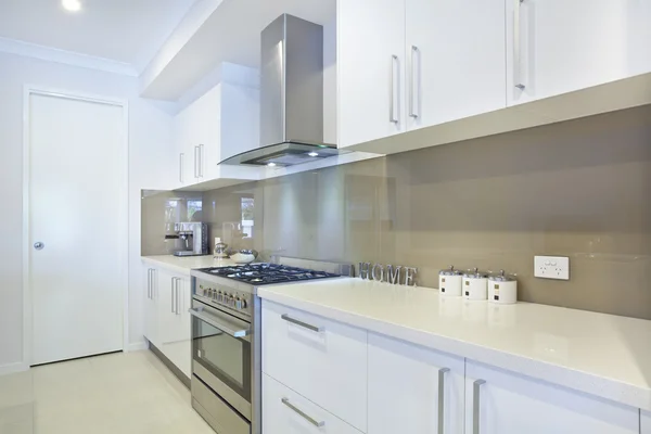 yeni modern bir mutfak