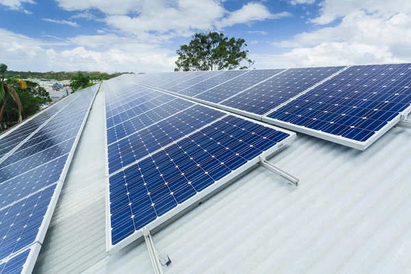 Installatie van zonnepanelen — Stockfoto